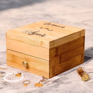 une boîte à bijoux gravée